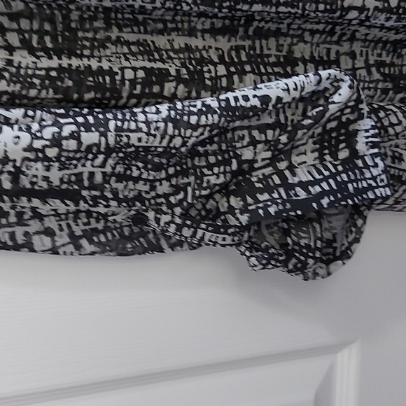 4XL blouse,white and black pattern, fairly sheer - Picture 3 of 5
